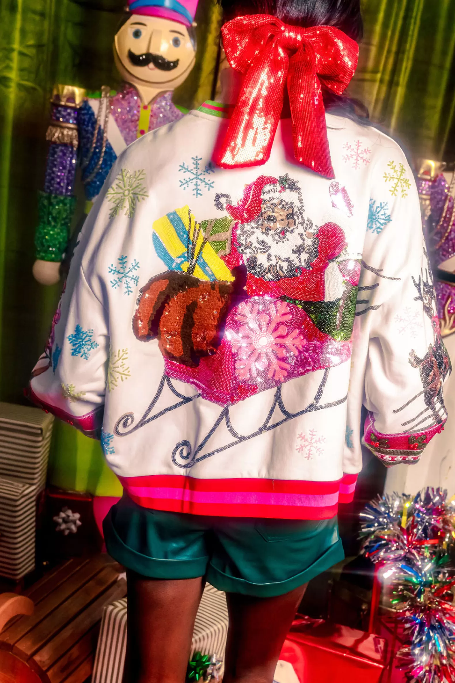 Queen of Sparkles Sweatshirts<White Vintage Santa Sweatshirt Fair Skin